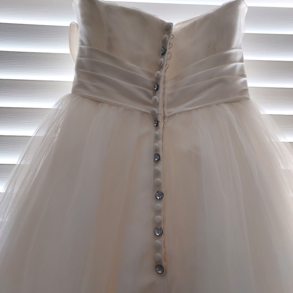 Ellis Bridal 2011 Collection - 1950's knee length Wedding dress - Picture 4 of 12